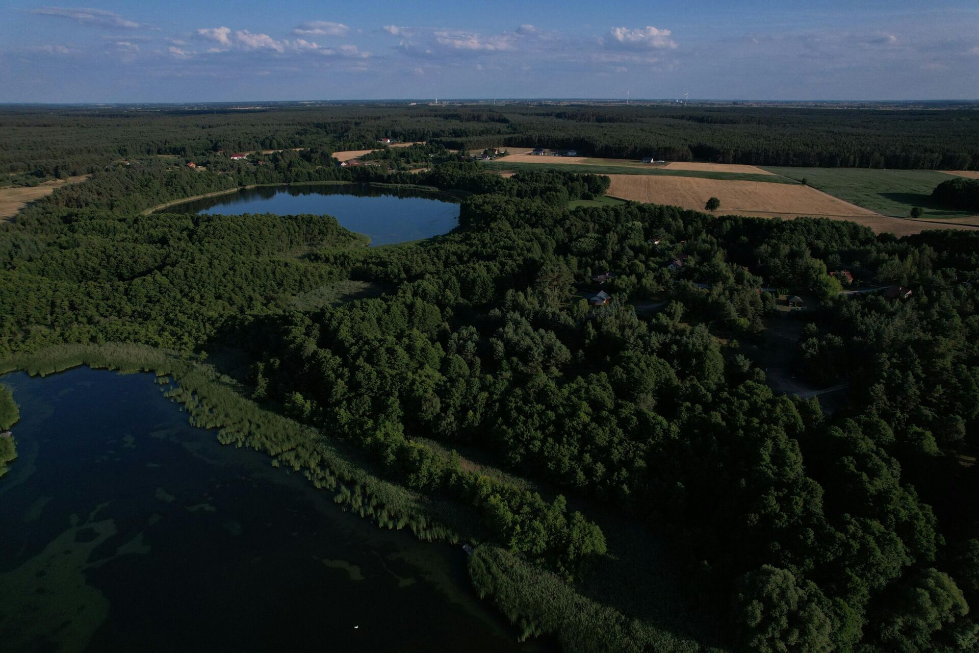 Tajemnice polskich jezior: Odkryj niezwykłe uroki wodnej przyrody